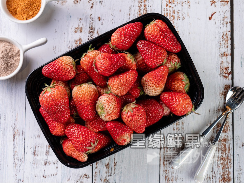 新品尝鲜草莓夹乌梅图片