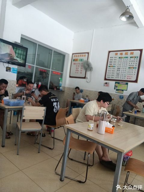 回味靓粥位于防城港市防城区防北路88号 标签:餐饮快餐中式快餐餐馆