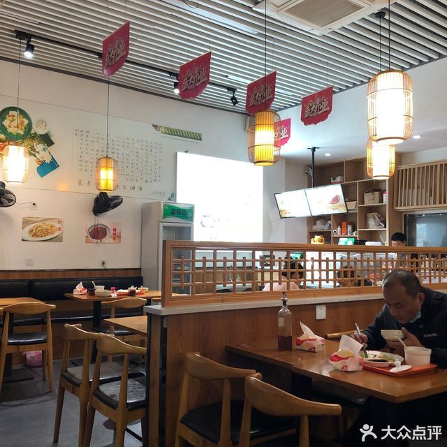 食再简单位于福州市闽侯县上街镇国宾大道268-1 标签:餐馆餐饮快餐