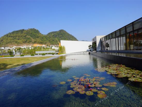 倚峦风吕温泉度假酒店位于清远市英德市横石塘镇仙湖温泉旅游度假区