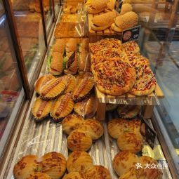 汕头市 餐饮服务 面包糕点西点 > 华荣西饼屋(龙北店)  评分:4营业