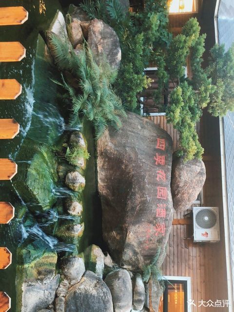 四季花园酒家位于汕尾市陆丰市东海街道东海大道南段高铁桥南侧300米