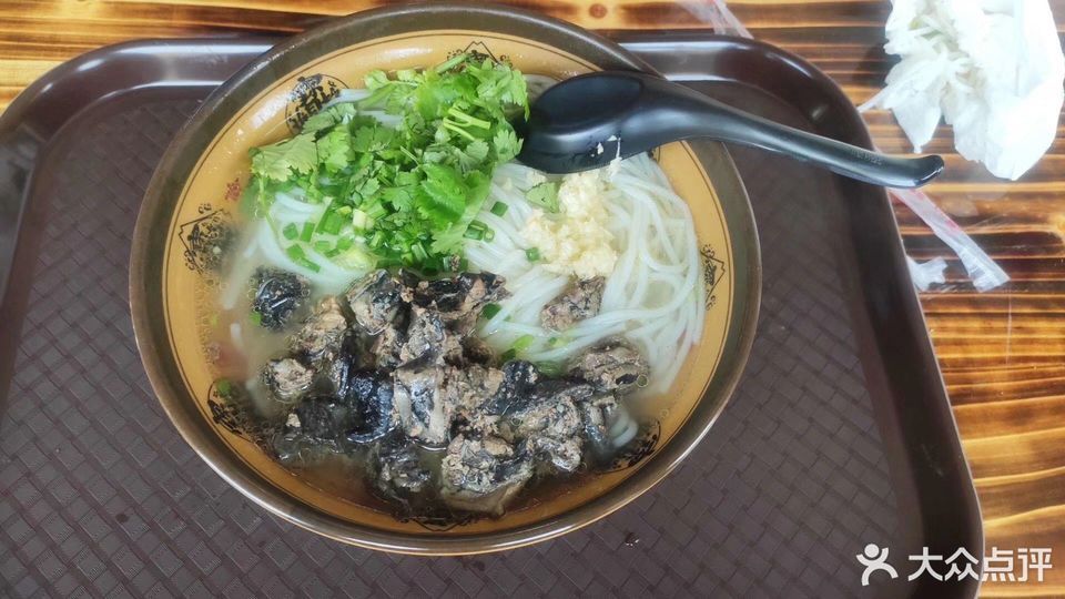      圩上老味秘制鸭肉粉乌鸡米线