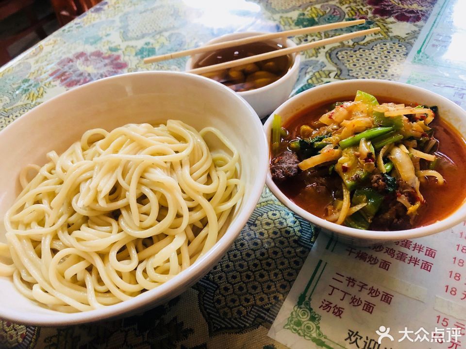 大杂烩拌面 韭菜肉拌面