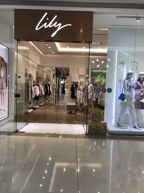 lily商务时装(cococity店)位于深圳市龙华区梅龙路2号cococity1层(上