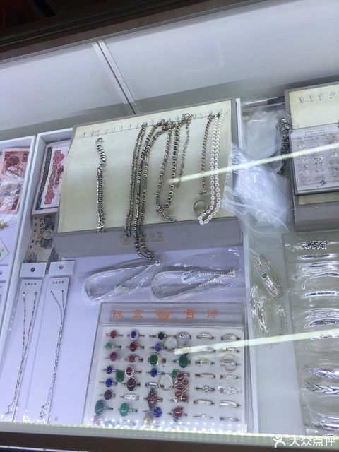 天津市 购物服务 商铺 珠宝饰品店 > 宏鑫珠宝金银首饰回收加工店