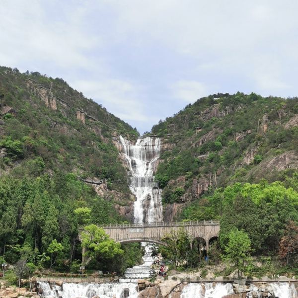 天台山大瀑布近60年断流后重现,确实景观十分壮观,整个景区目前也主要