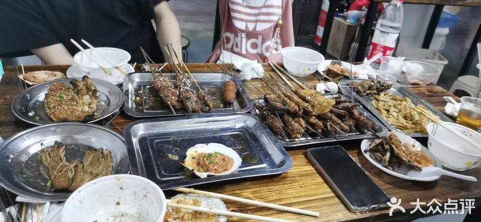 武汉市 餐饮服务 餐馆 > 老字号凤爪王烧烤(恩施街店) 标签: 推荐菜