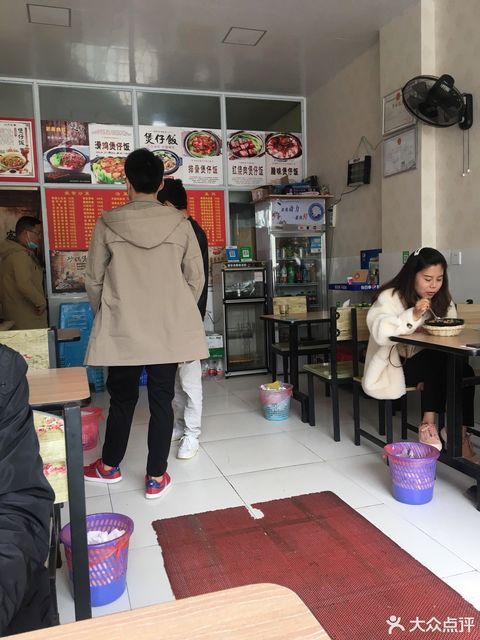 鑫阳煲仔饭位于重庆市沙坪坝区公园支路天陈路62号附3号 标签:餐饮