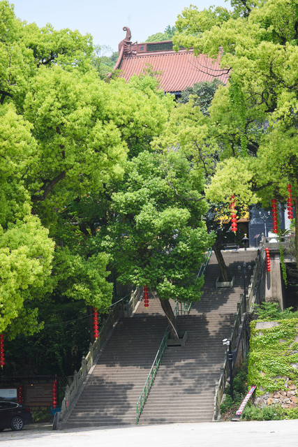 超山青莲寺位于杭州市余杭区塘栖镇