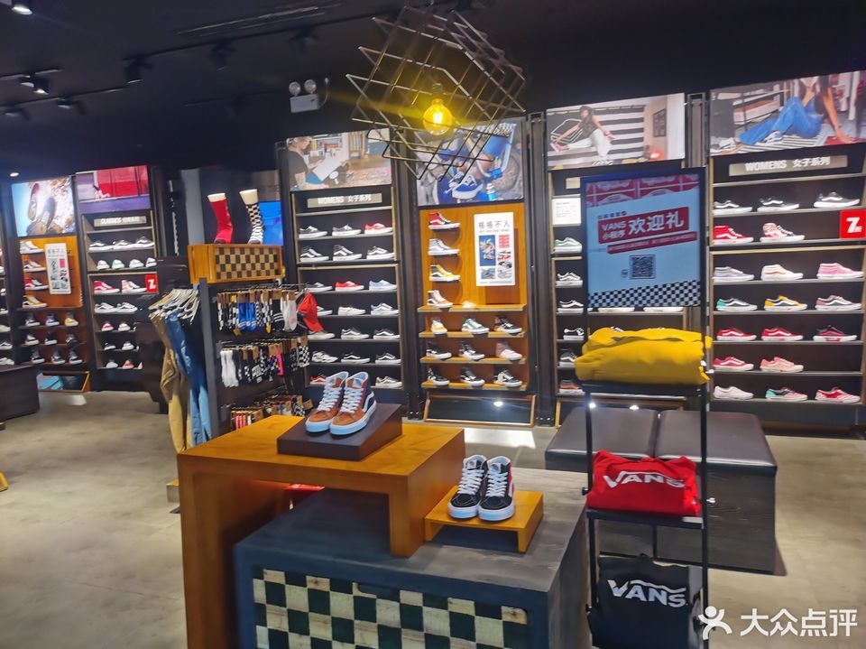 上海市 购物服务 商铺 体育用品店 > vans(西郊百联店)