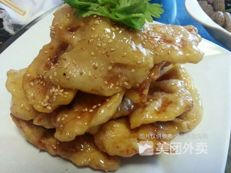 酸菜肉饺子肉三鲜饺子推荐菜:榆树钱百姓民爱饺子馆位于辽源市东丰县