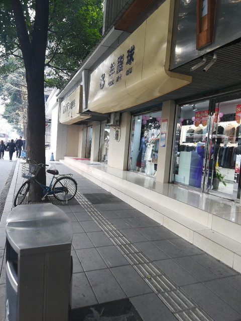 羊脂球(洛阳路店)位于成都市青羊区新华大道江汉路与洛阳路交叉路口