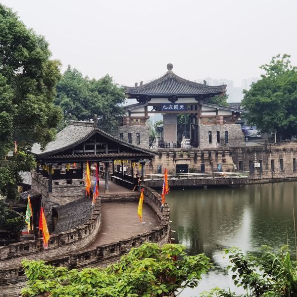 神龙山巴人石头城景区