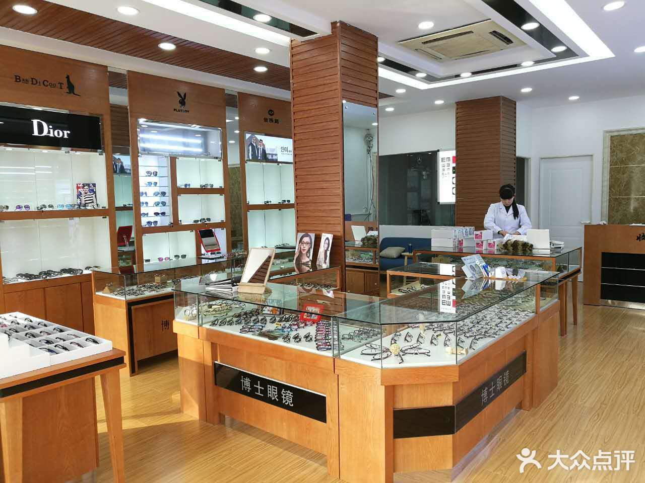 明仁眼镜(卫育北路店)