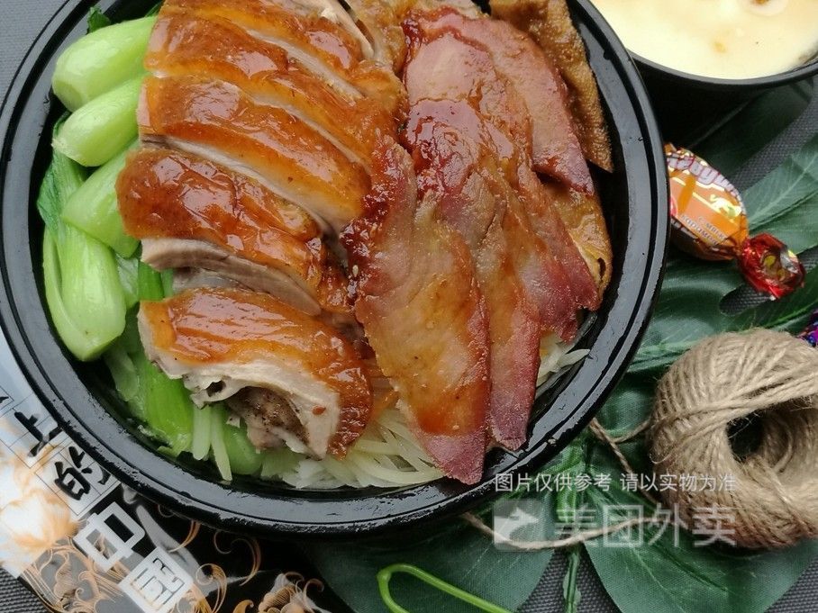 特色烧鸭拼卤肉饭推荐菜:隆红秘制烧鸭饭(北下朱店)位于金华市义乌市