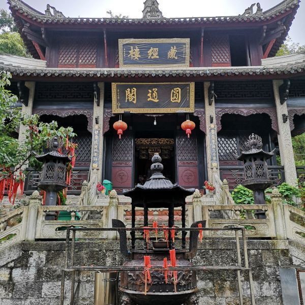 精灵背包游侠:塔山下就是圆通寺――安顺市区四大文物建筑之一,白塔是