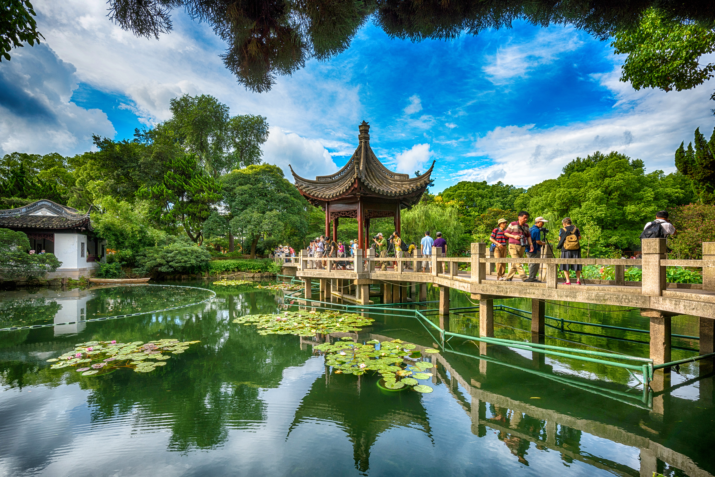 亮点 上海最大的园林,吸引无数摄影爱好者,园内上海古猗园餐厅能吃到