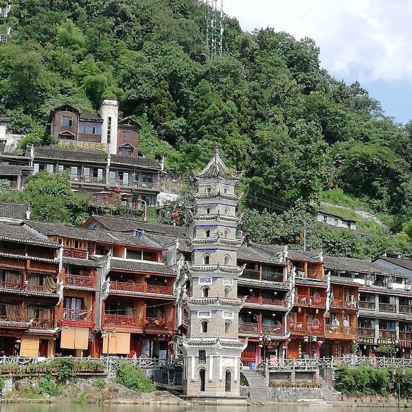 休闲娱乐 景点公园 > 万名塔 爱好和平:万名塔是凤凰沱江北岸临水的一