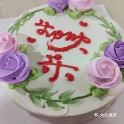 小时候过生日总会买这种蛋糕,不在乎什么奶油,就是简简单单的花朵,简