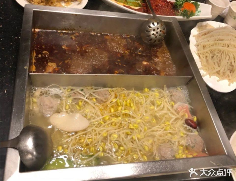 千层肚酥肉推荐菜:春怡火锅(滨江大道店)位于南充市仪陇县滨江大道与