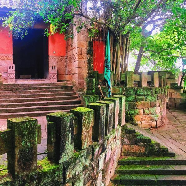 神龙山巴人石头城景区