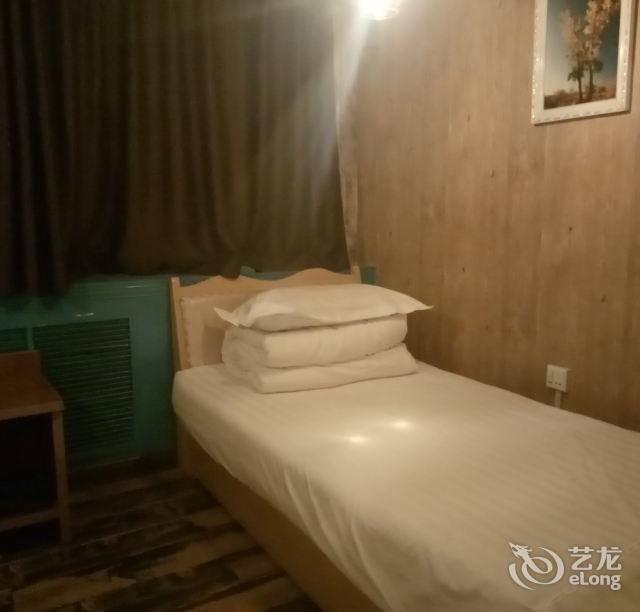 人民宿位于阿勒泰地区布尔津县神仙湾路5-4号推荐菜:分类:民宿;住宿