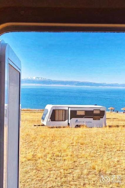 赛里木湖亲水滩星空房车露营地