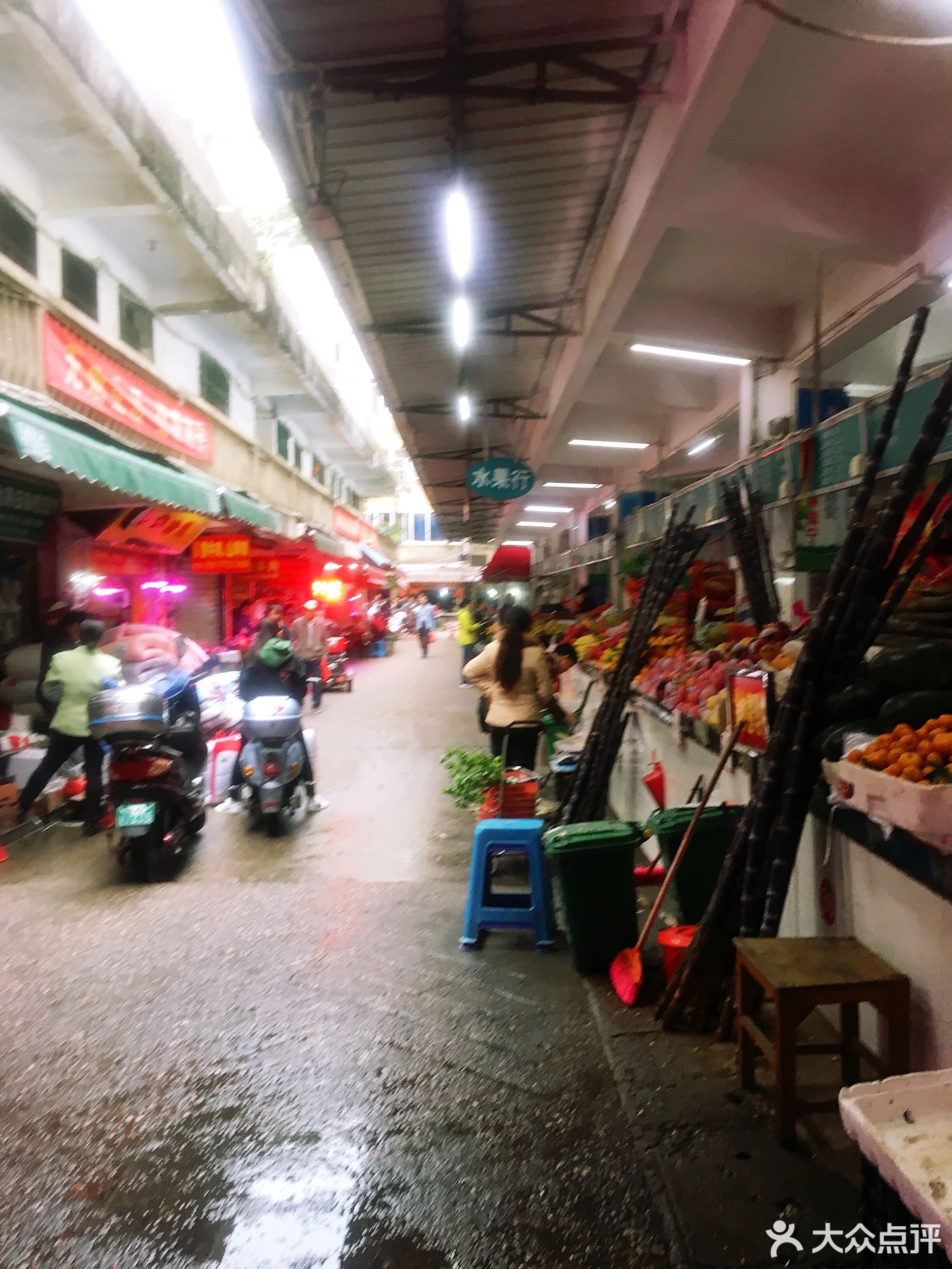 南宁市青秀山市场活鸡行