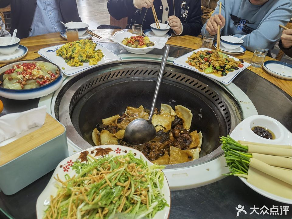 农家大锅台(三桥店)位于蚌埠市怀远县禹王路66号推荐菜:特色地锅鸡