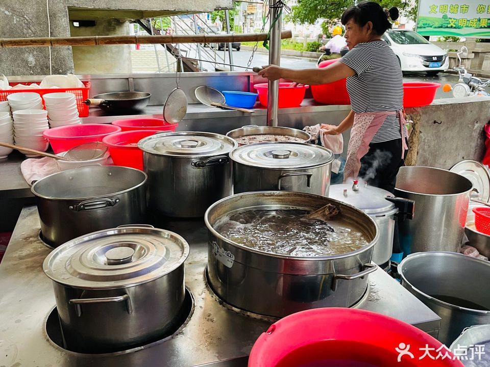 荣记牛杂店位于揭阳市揭西县新堤路1号 标签:餐馆中餐餐饮火锅快餐