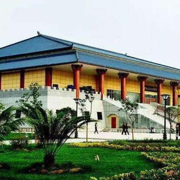 ghhfhyh:甘肃秦文化博物馆坐落于甘肃省陇南市礼县城关镇东新南路开发