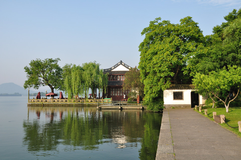                平湖秋月