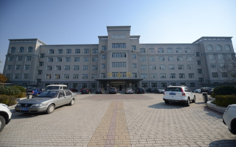 哈尔滨师范大学(松北校区)位于哈尔滨市呼兰区利民经济开发区师大路1