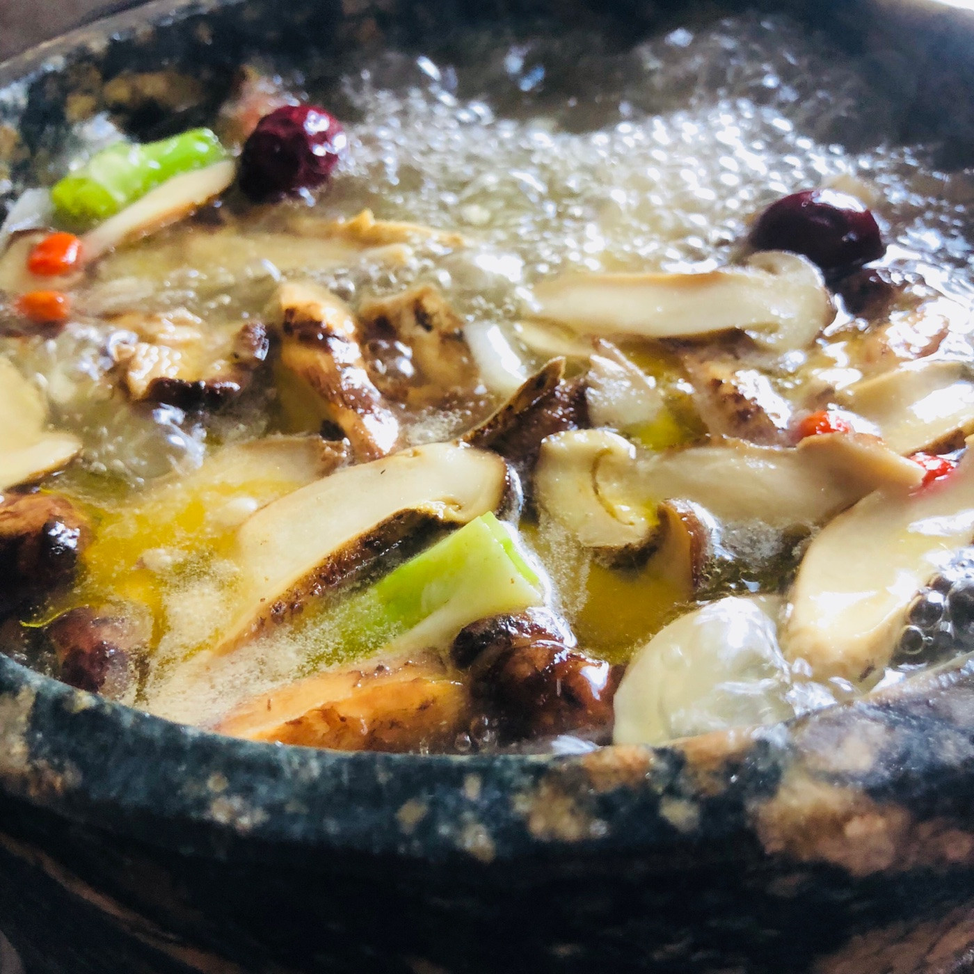 石锅鸡那曲美食鲁朗石锅牦牛肉汤锅林芝美食拉萨火锅店西藏鲁朗石锅鸡