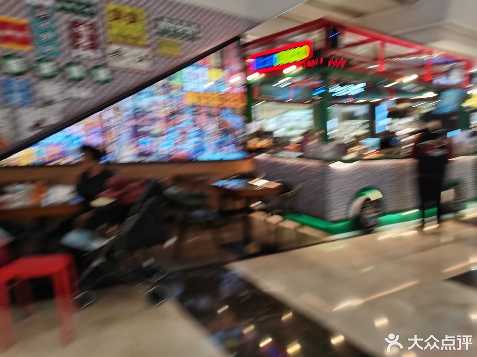 香港米芝莲(旺城广场旗舰店)位于梧州市万秀区梧州旺城广场一楼中庭