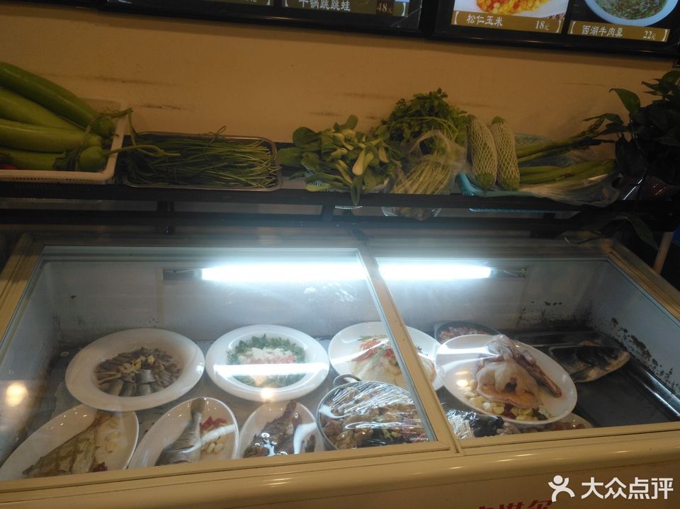 标签 推荐菜:杏鲍菇香板肉 农家麻鸭煲 分类:餐馆;中餐;餐饮;快餐