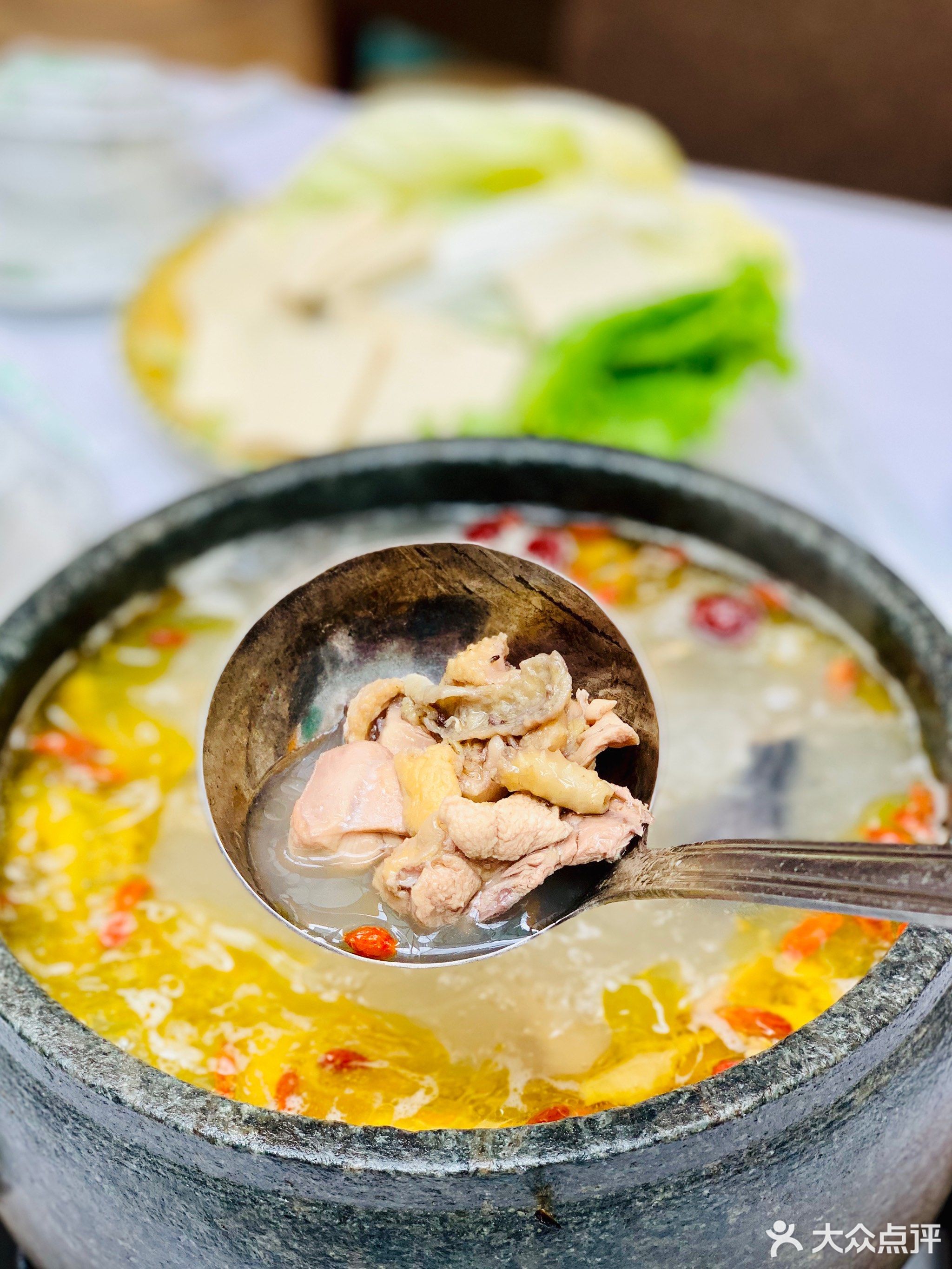             鲁朗石锅鸡总店
