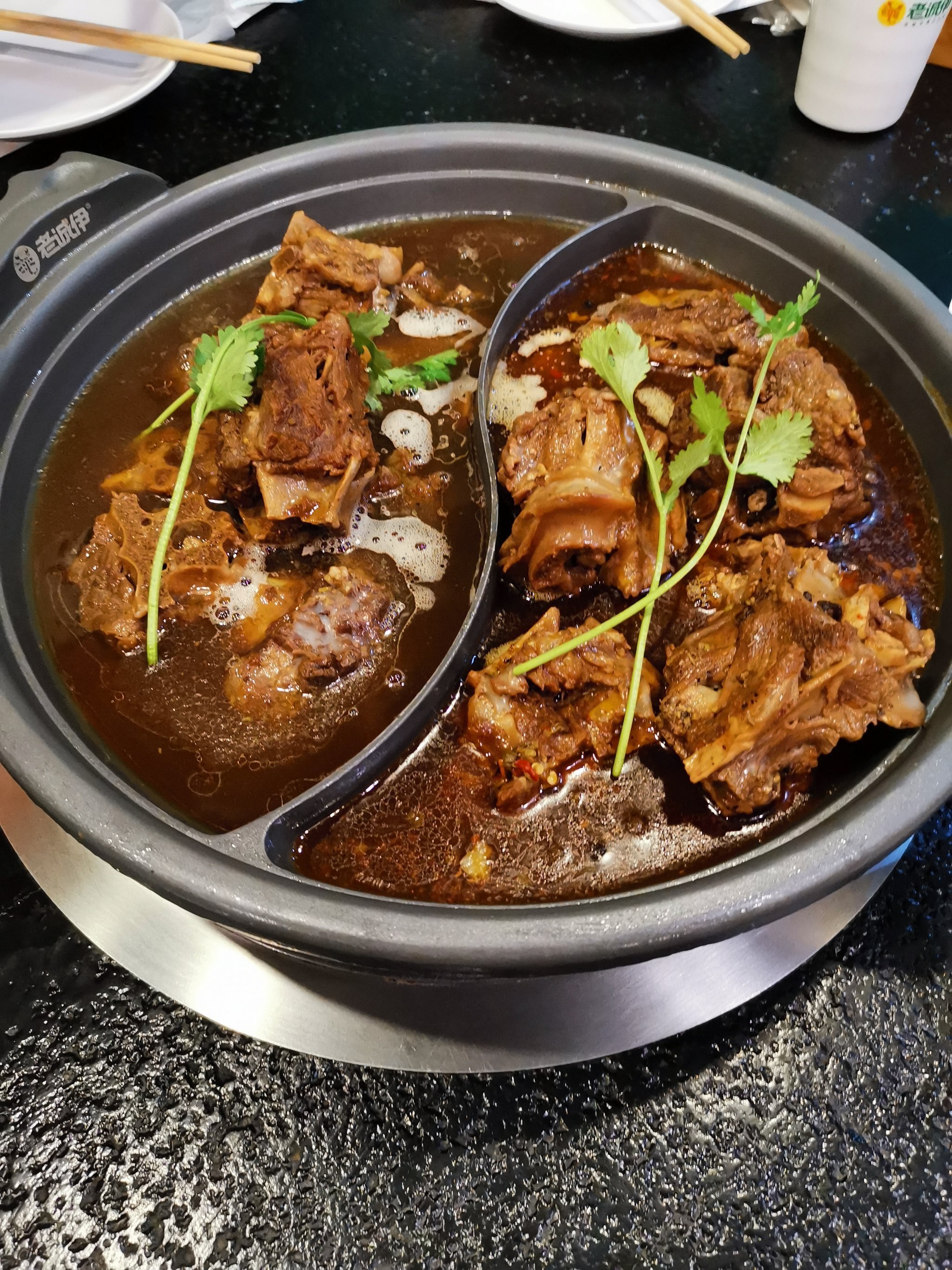            老诚伊羊蝎子火锅