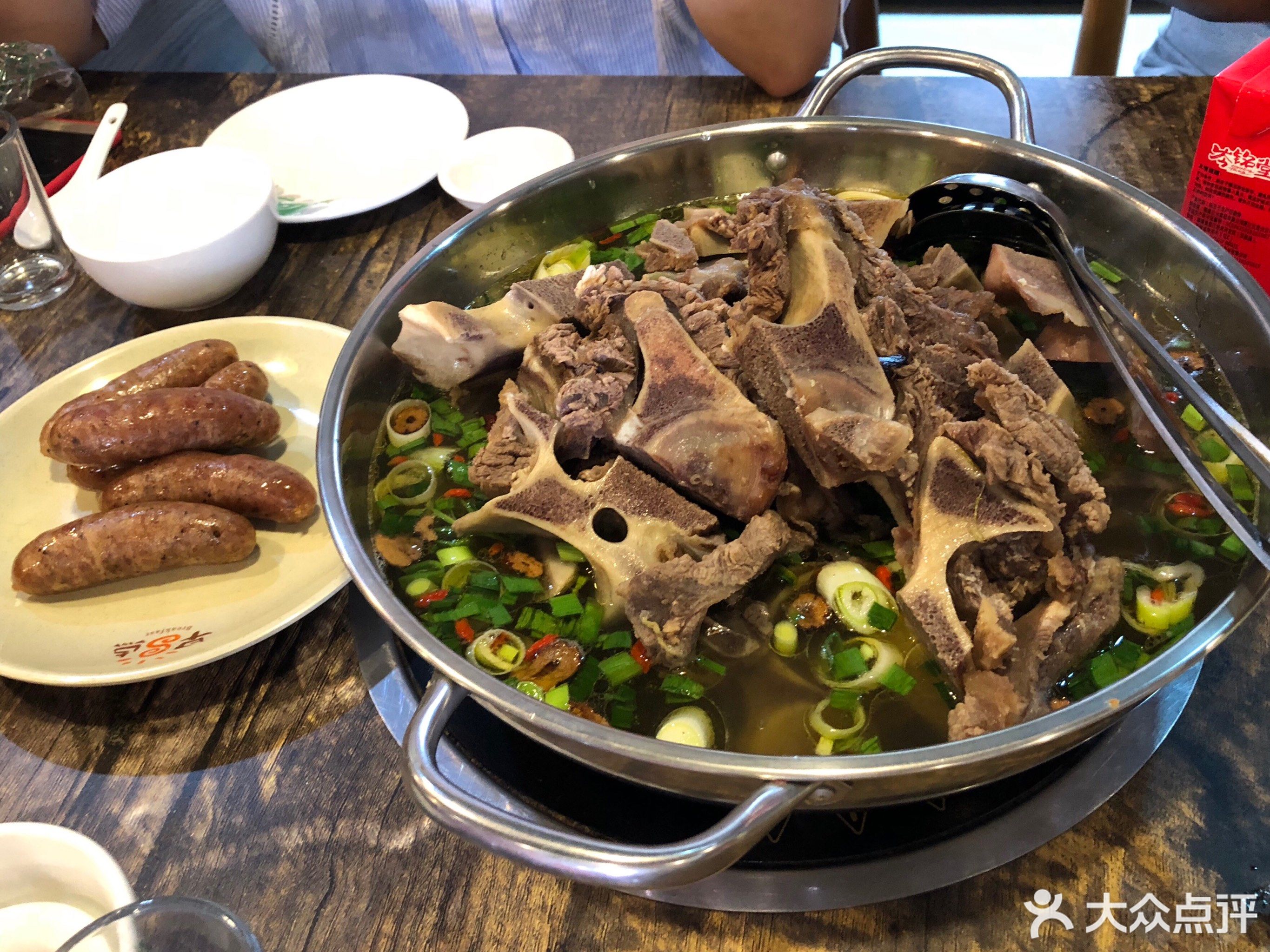          牧多牛自助式牛骨头火锅