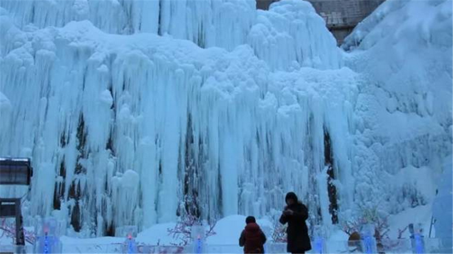 中国神奇河坎子冰瀑冰雪大世界