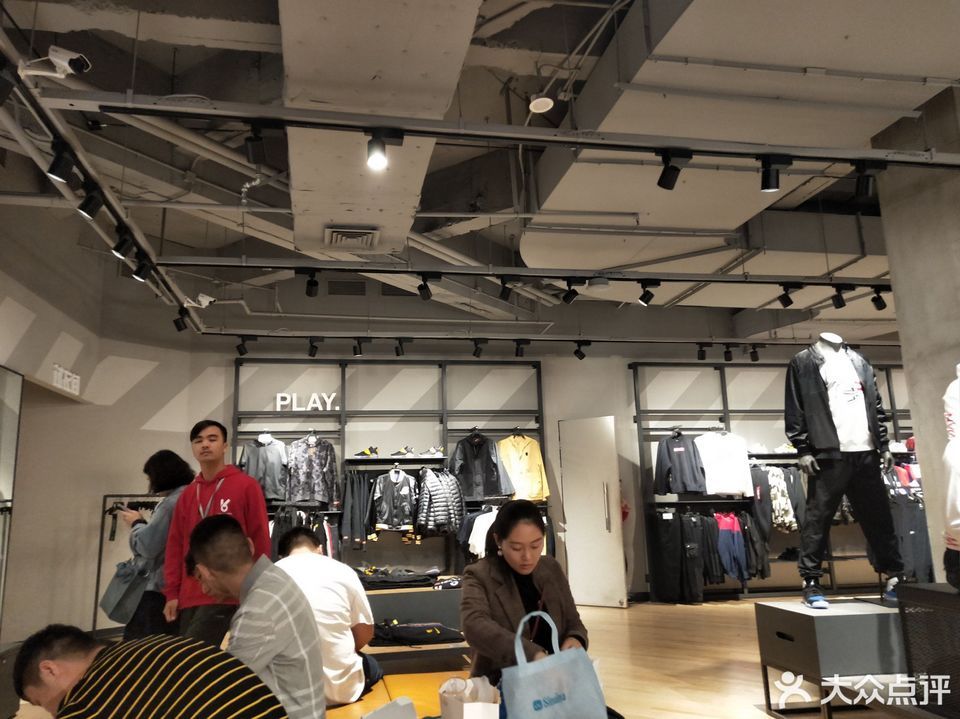 nike新百广场店