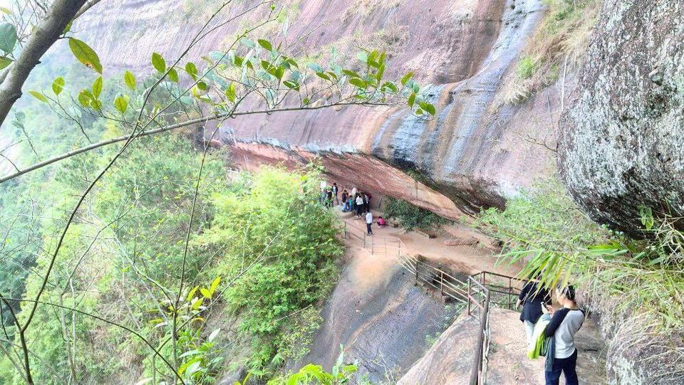         石表山休闲旅游风景区