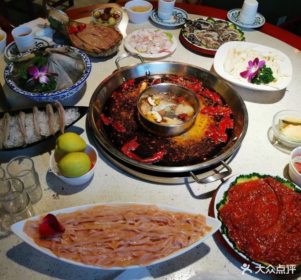 酒城大贰火锅(旗舰店)位于泸州市春景中路揽江酒店西北