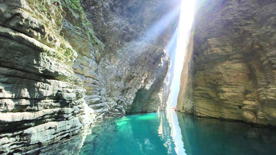                    鹤峰屏山峡谷