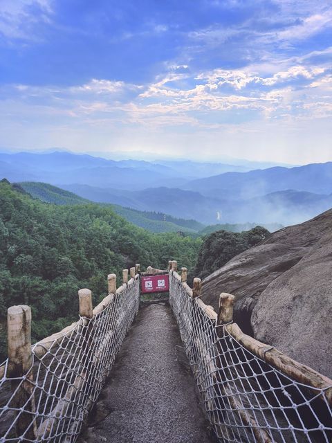 衢州市 休闲娱乐 景点公园 > 浮盖山峡谷漂流景区