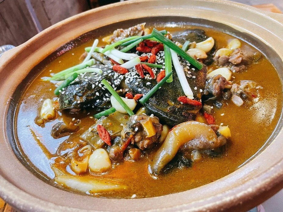 关公甲生态甲鱼甲鱼炖猪蹄推荐菜:关公甲砂锅甲鱼(盘龙城店)位于武汉
