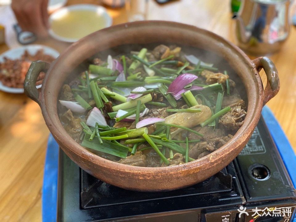 推荐菜:碳火香草鸭(海棠湾总店)位于三亚市海棠区林北巷四川火锅重庆