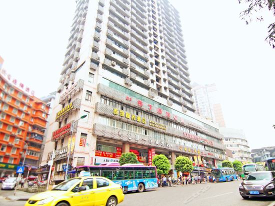 布丁酒店(重庆杨家坪步行街轻轨站店)位于重庆市九龙坡区杨家坪前进路
