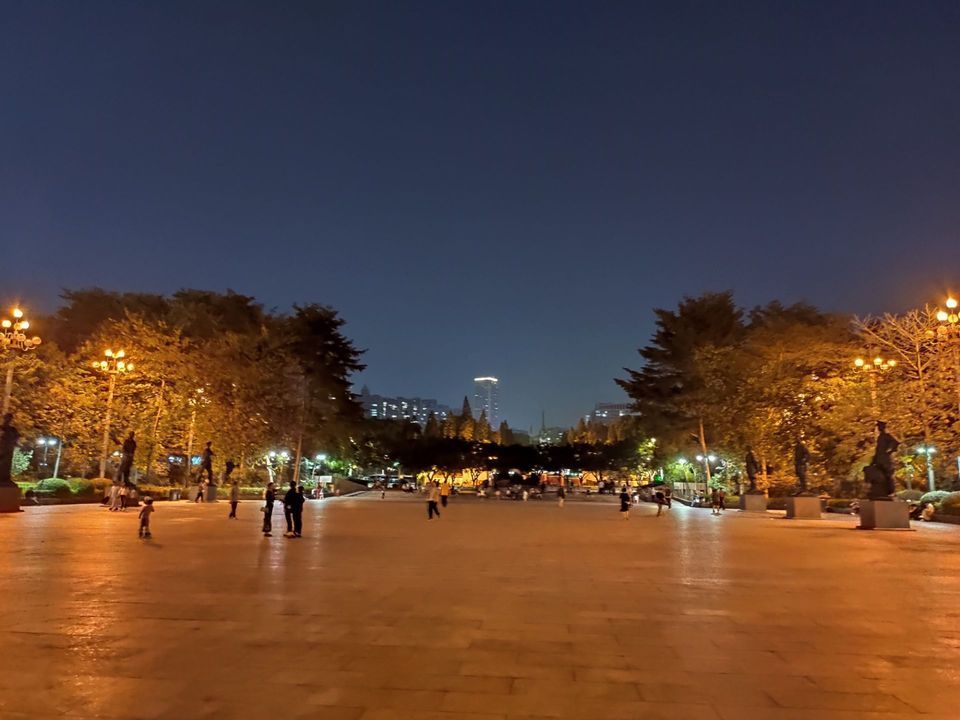              广州英雄广场